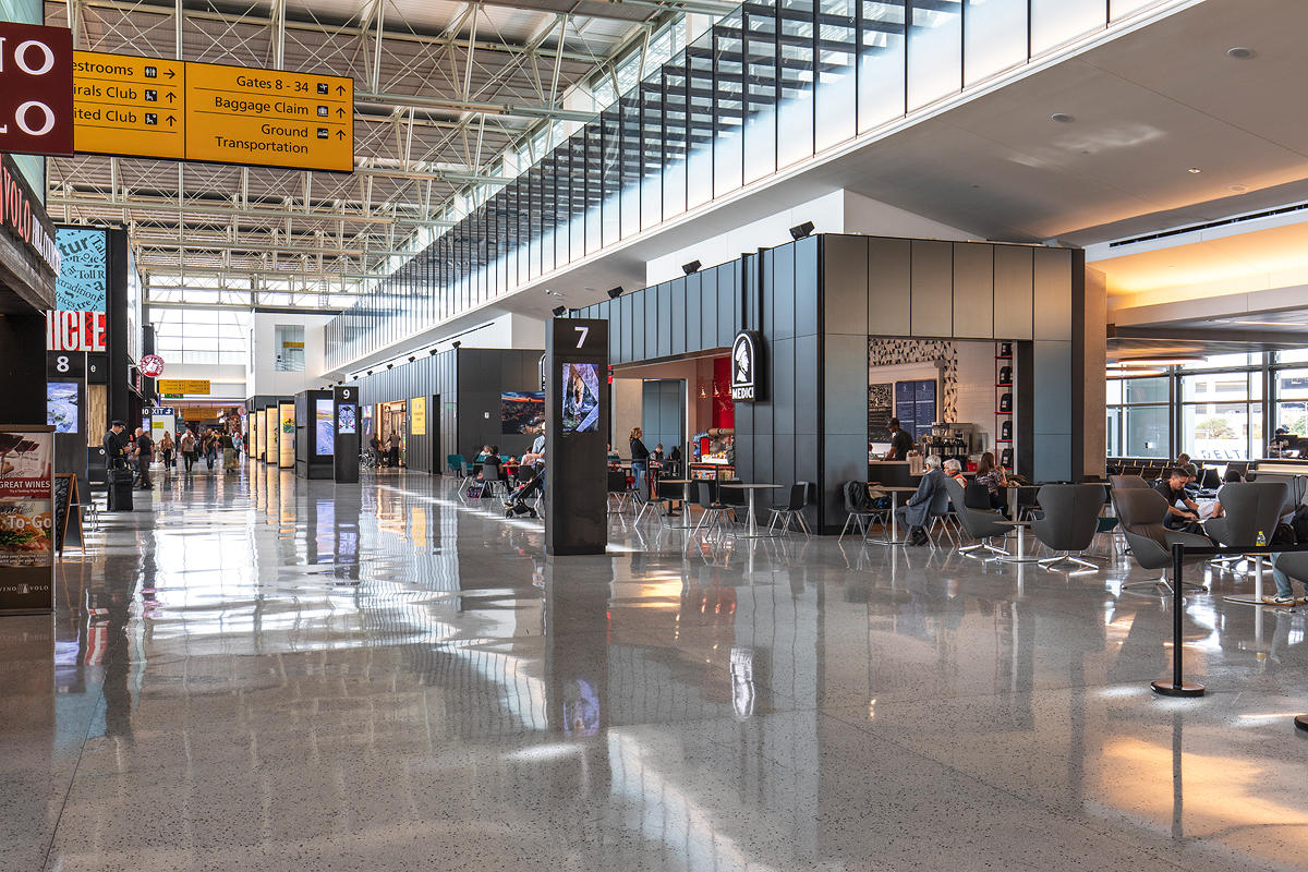 FSRT637 Система облицовки стен Levelr с панелями из вивихромового хромового стекла в отражающей конфигурации с индивидуальной цветовой прослойкой и опалексной отделкой, индивидуальной графикой туалета с индивидуальной подсветкой световой панели и настраив Forms-surfaces  - Вид №5