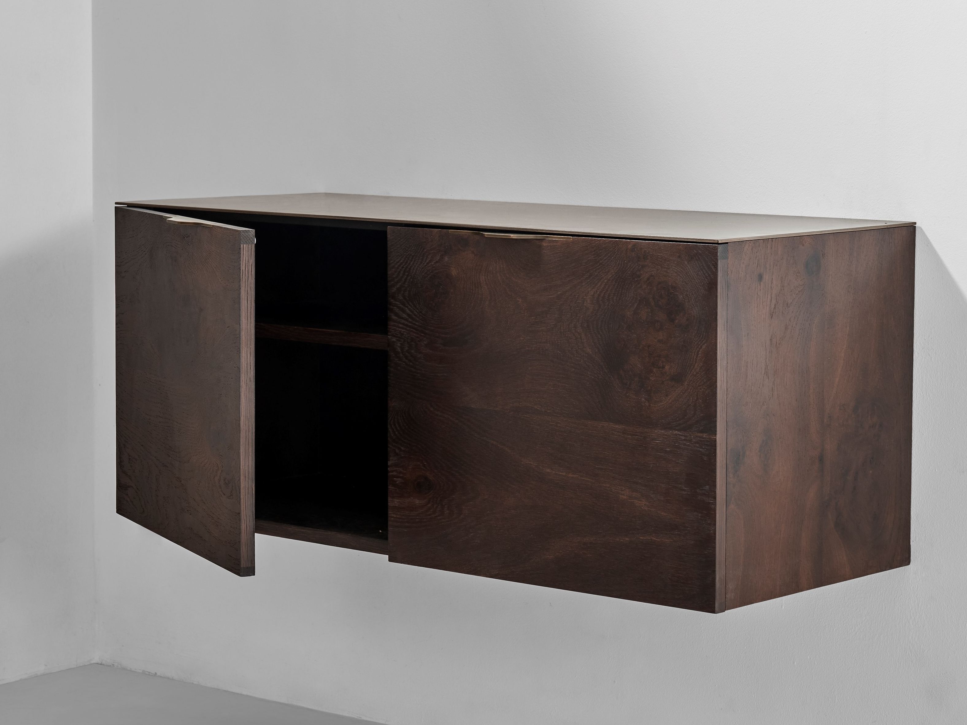 Подвесной шкаф из дуба с распашными дверями District Eight Drift ARCH-00068775 - Вид №1