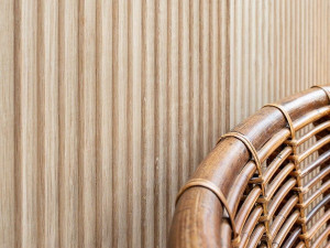 Панель с трехмерными эффектами из массива дерева