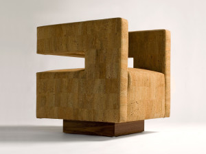 Деревянный стул с подлокотниками