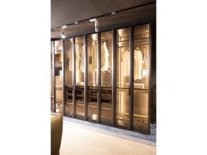 Деревянный и стеклянный шкаф