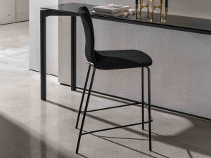 Высокий тканевый стул со спинкой