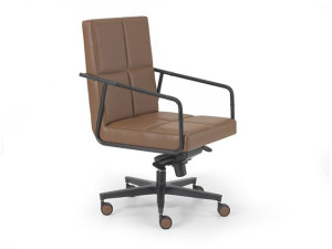 Кожаное вращающееся офисное кресло