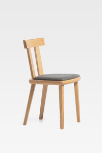 Деревянный стул с мягким сиденьем