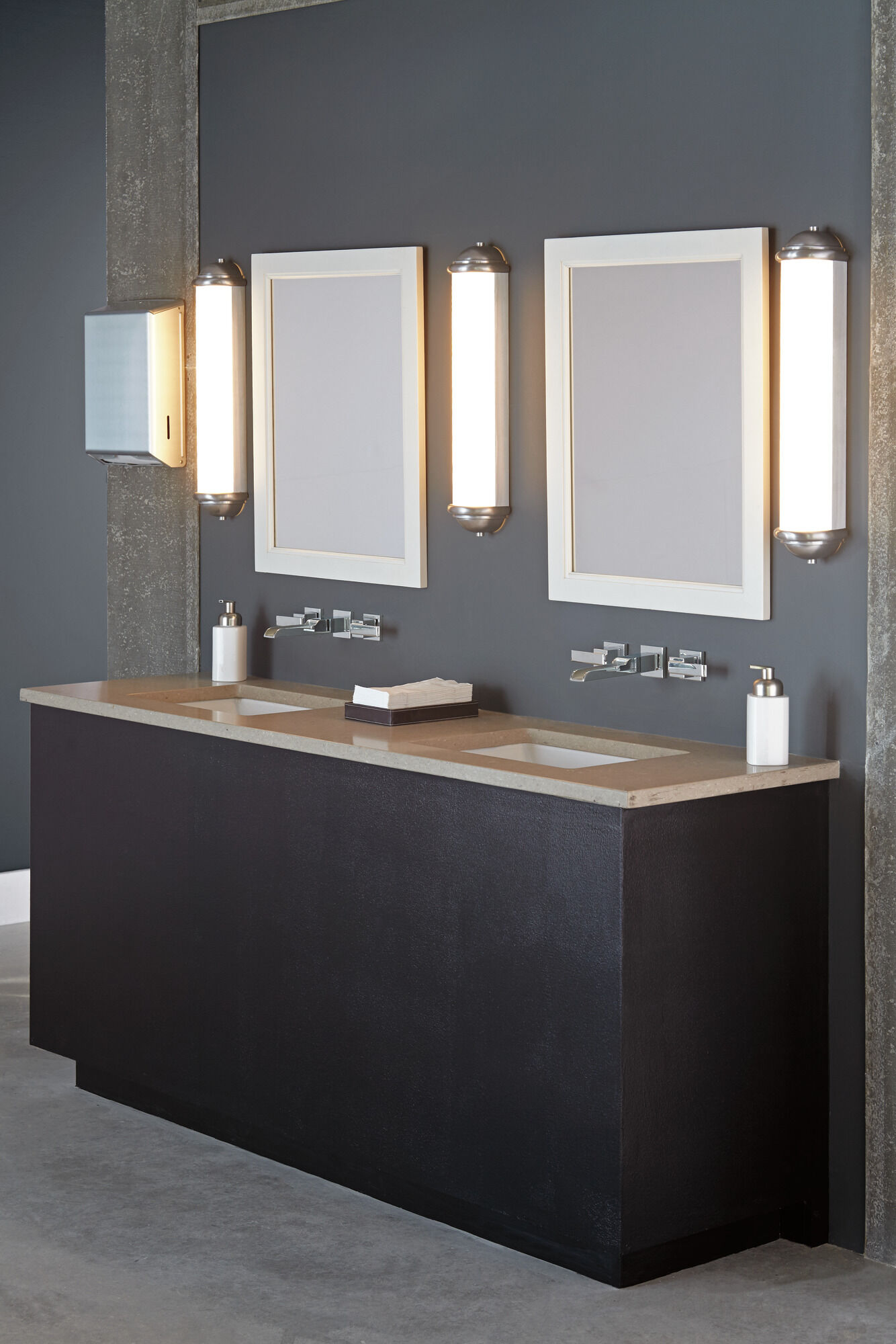 Две ручки для настенного монтажа с каналом для ванной комнаты Delta Faucet Ara T3568LF-WL - Вид №3