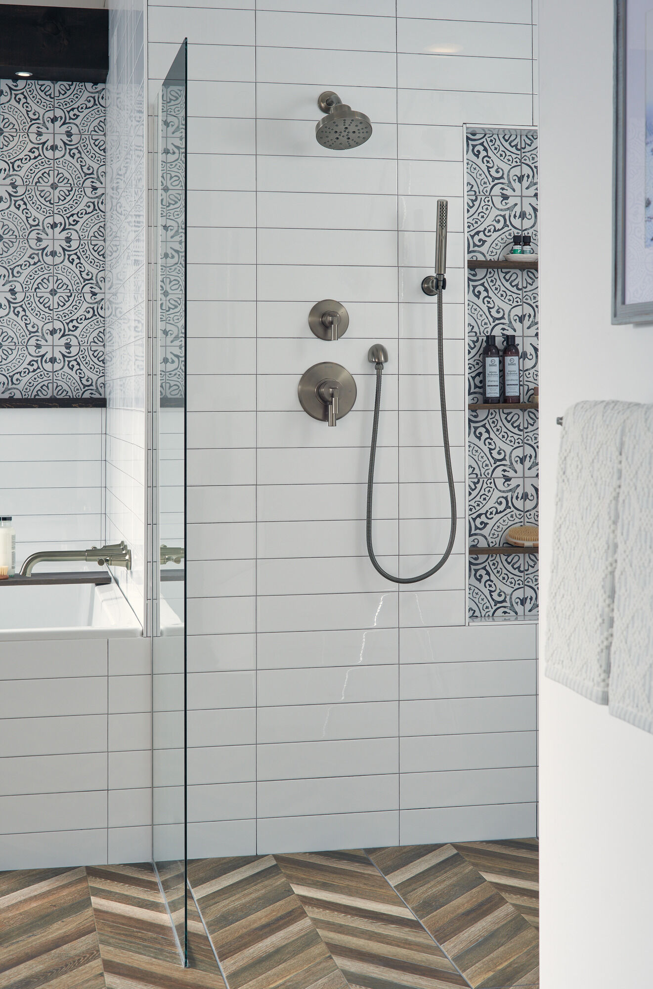 74824-KS Вешалка для полотенец 24 дюйма Delta Faucet Bowery Черный нержавеющий - Вид №2