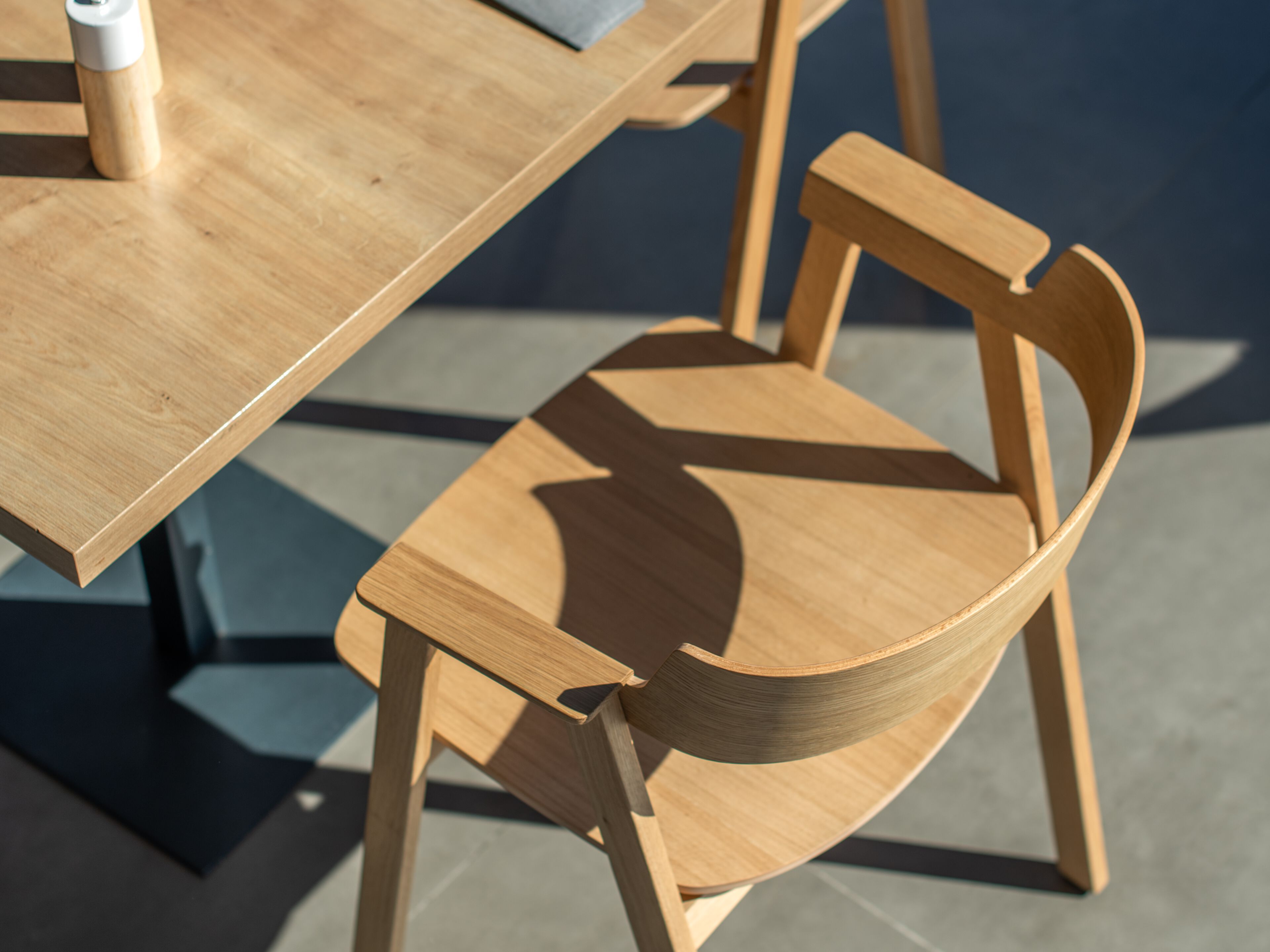 Дубовый стул с подлокотниками Gazzda FLIP ARCH-00129100 - Вид №8