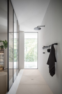 Колонны и проходы на потолке и монолите