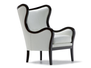 Кожаное кресло с подлокотниками