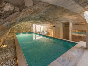 Крытый бассейн из натурального камня