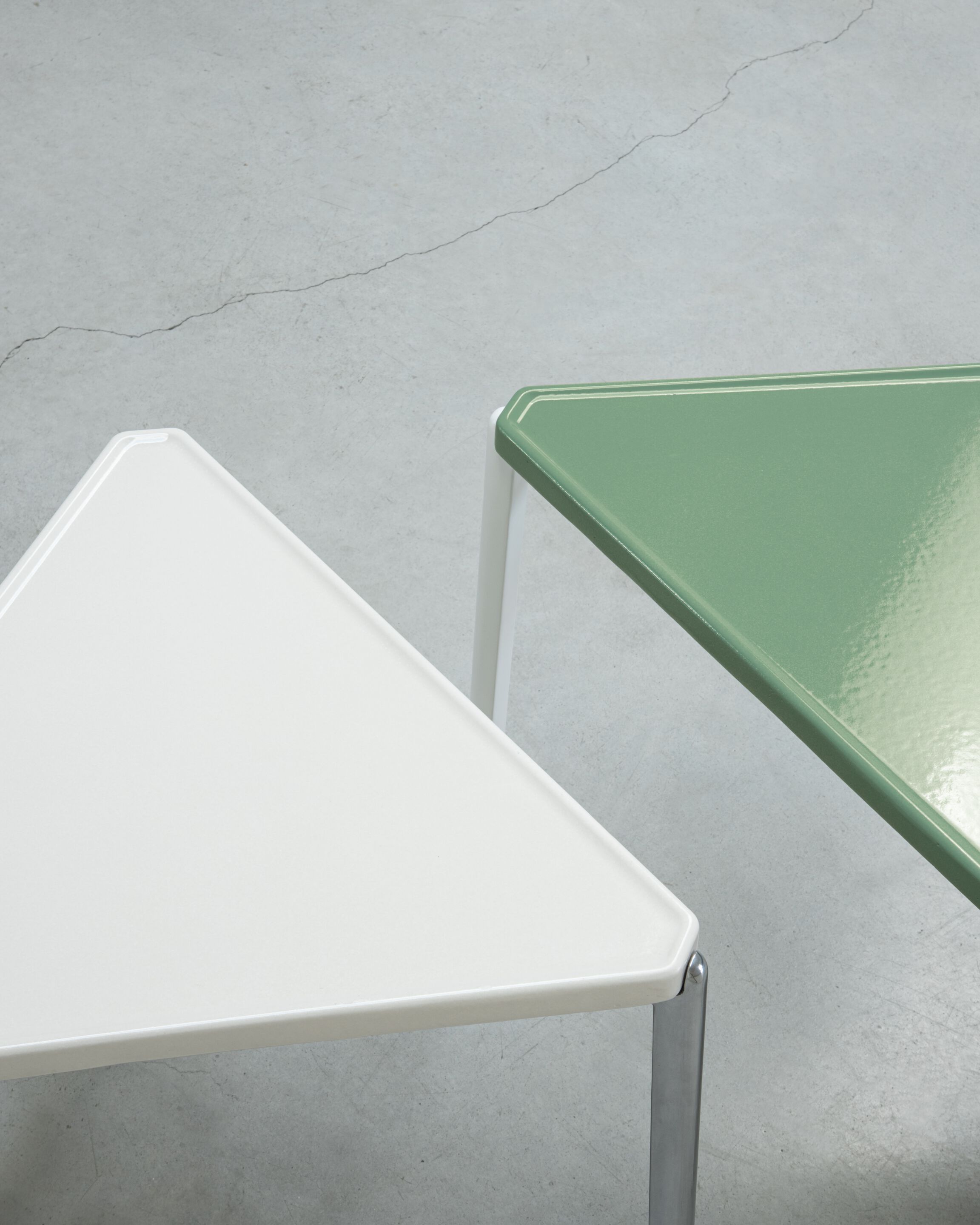 Алюминиевый треугольный высокий журнальный столик с жидким покрытием Magis тамбур ARCH-00152163 - Вид №8