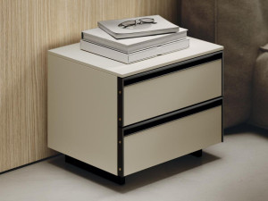 Прикроватная тумбочка с выдвижными ящиками