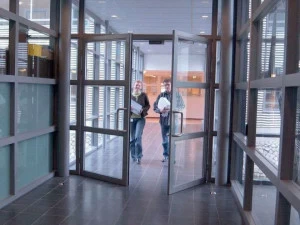 KONE Автоматическая распашная входная дверь