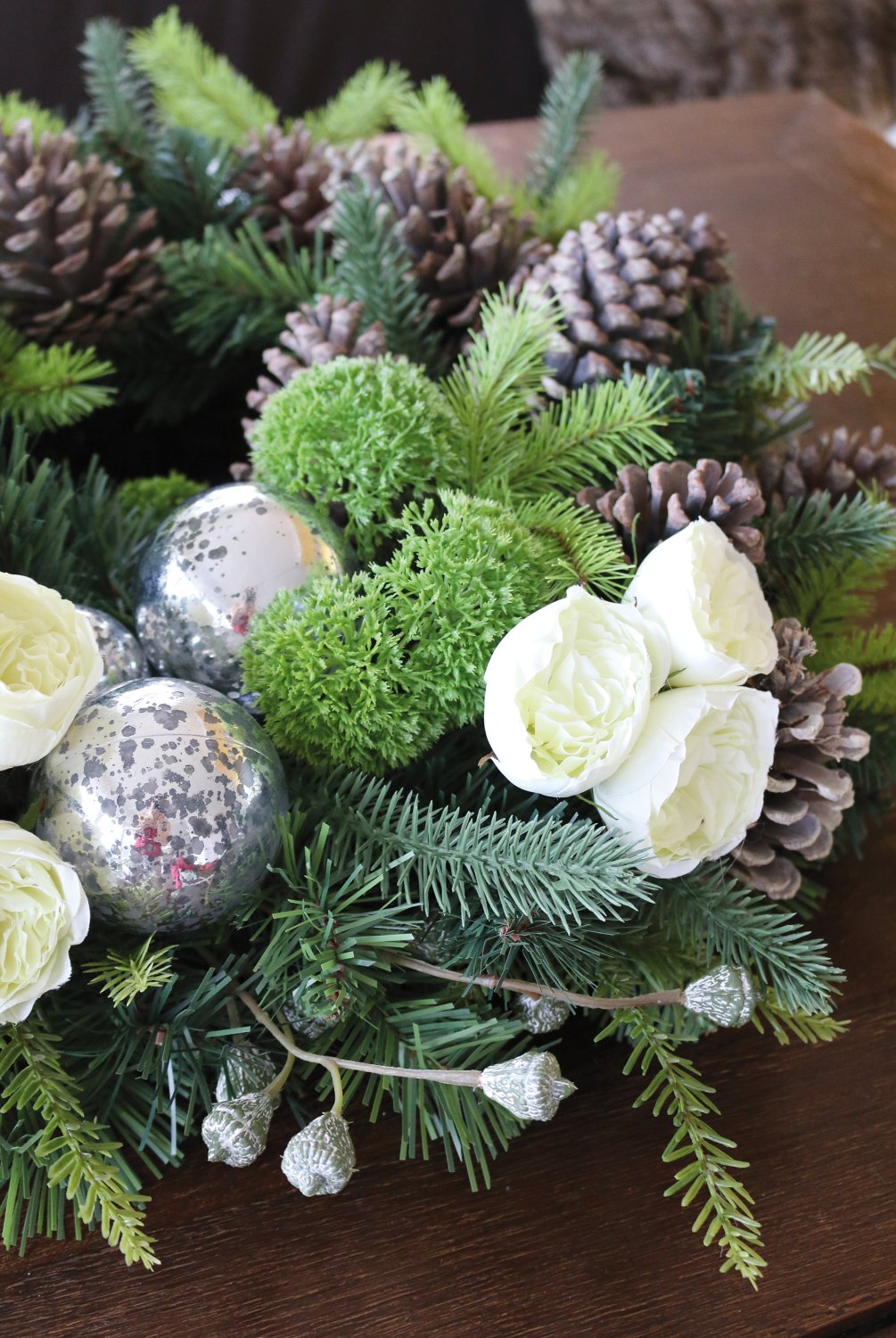 2022 807 a3 Искусственный венок 'смешанная зелень / розы / шары / шишки', Ø 68 см, зелено-белый H-andreas  - Вид №7