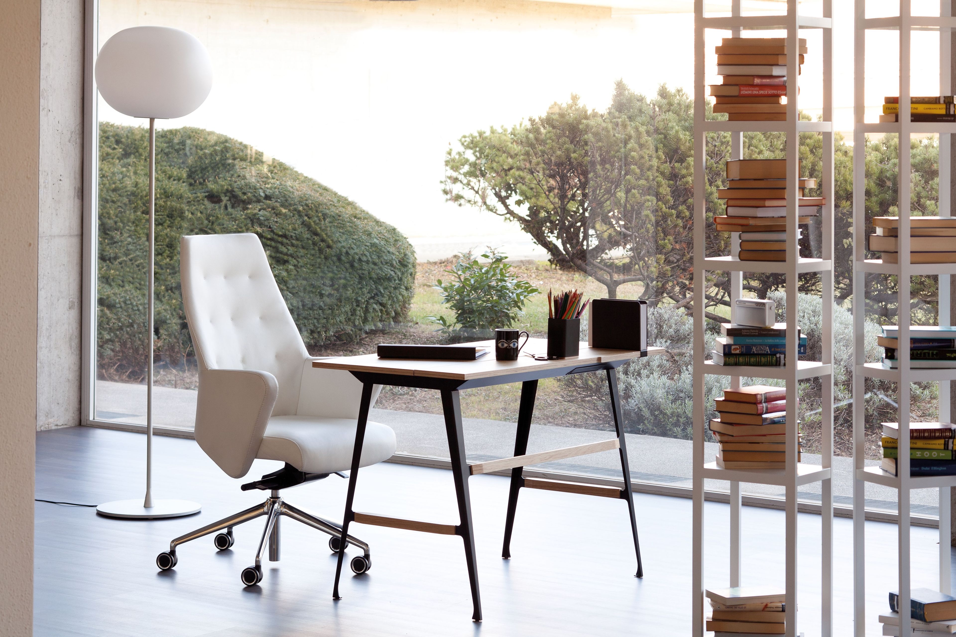 Офисное кресло руководителя с подлокотниками 5 спиц Nahu Wrap Plus ARCH-00129250 - Вид №1