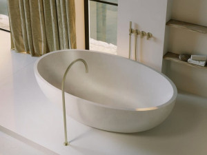 Облегченная бетонная овальная ванна в центре комнаты