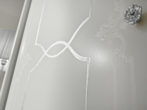 Деревянный шкаф с зеркалом