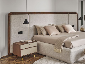 Высокое изголовье из мягкой ткани