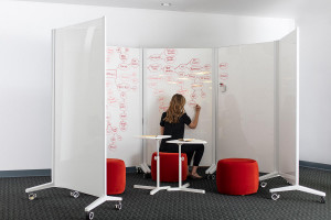 FSRT466 Мобильные стеклянные панели Jot с рамами с порошковым покрытием белой текстуры и ультра-белым диамалитовым стеклом с магнитной прослойкой и стандартной отделкой.  Forms-surfaces