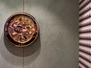 Декоративная стеклянная пластина с титановым покрытием