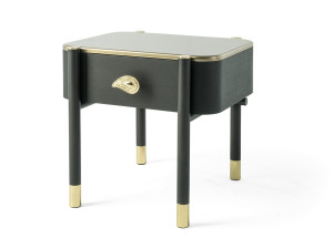 Деревянная тумбочка с ящиками