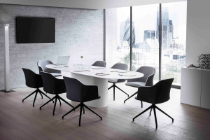 Мягкое кресло с подлокотниками на насесте