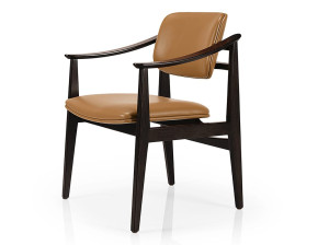 Кожаный стул с подлокотниками