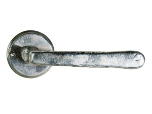 Металлическая ручка на розетке