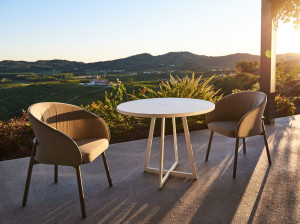 Круглый садовый стол