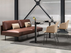 Стул с подлокотниками