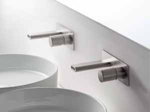 Настенный смеситель для раковины с пластиной