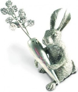10648861 Vagabond House Набор для соли и перца Vagabond House Кролик с морковкой 14см, олово Олово