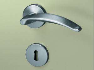 Латунная ручка на розетке