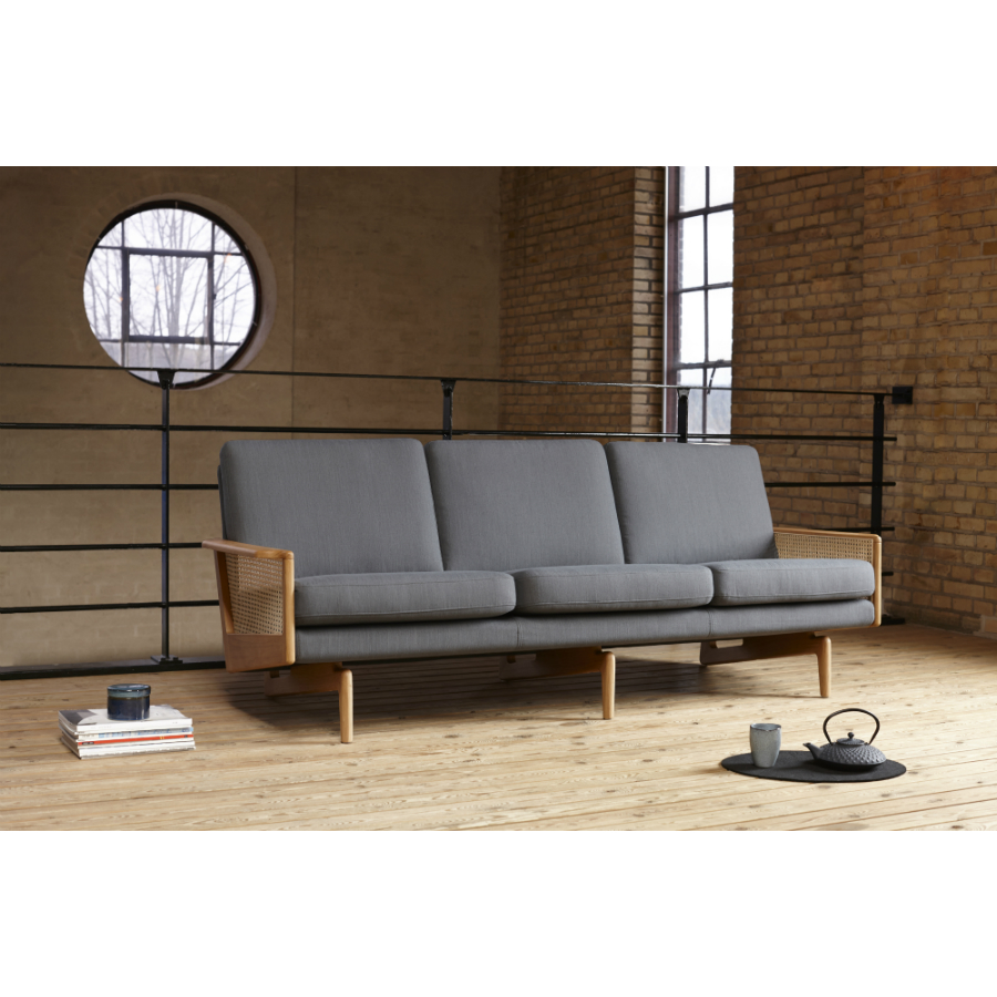 Диван трехместный Egsmark с деревянными подлокотниками, лакированный дуб, темно-голубой Kragelund 20203202246 - Вид №1