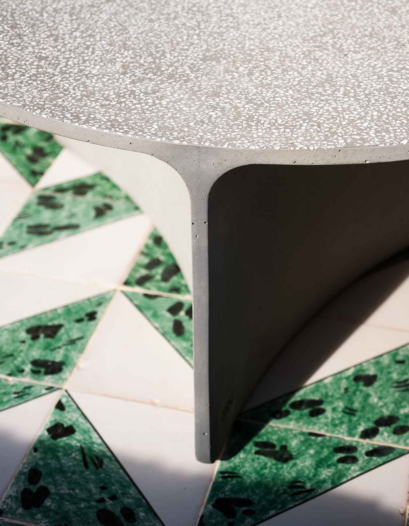 Бетонный овальный низкий садовый столик RODA Aspic ARCH-00066210 - Вид №3