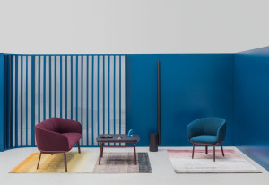 Тканевое кресло с подлокотниками