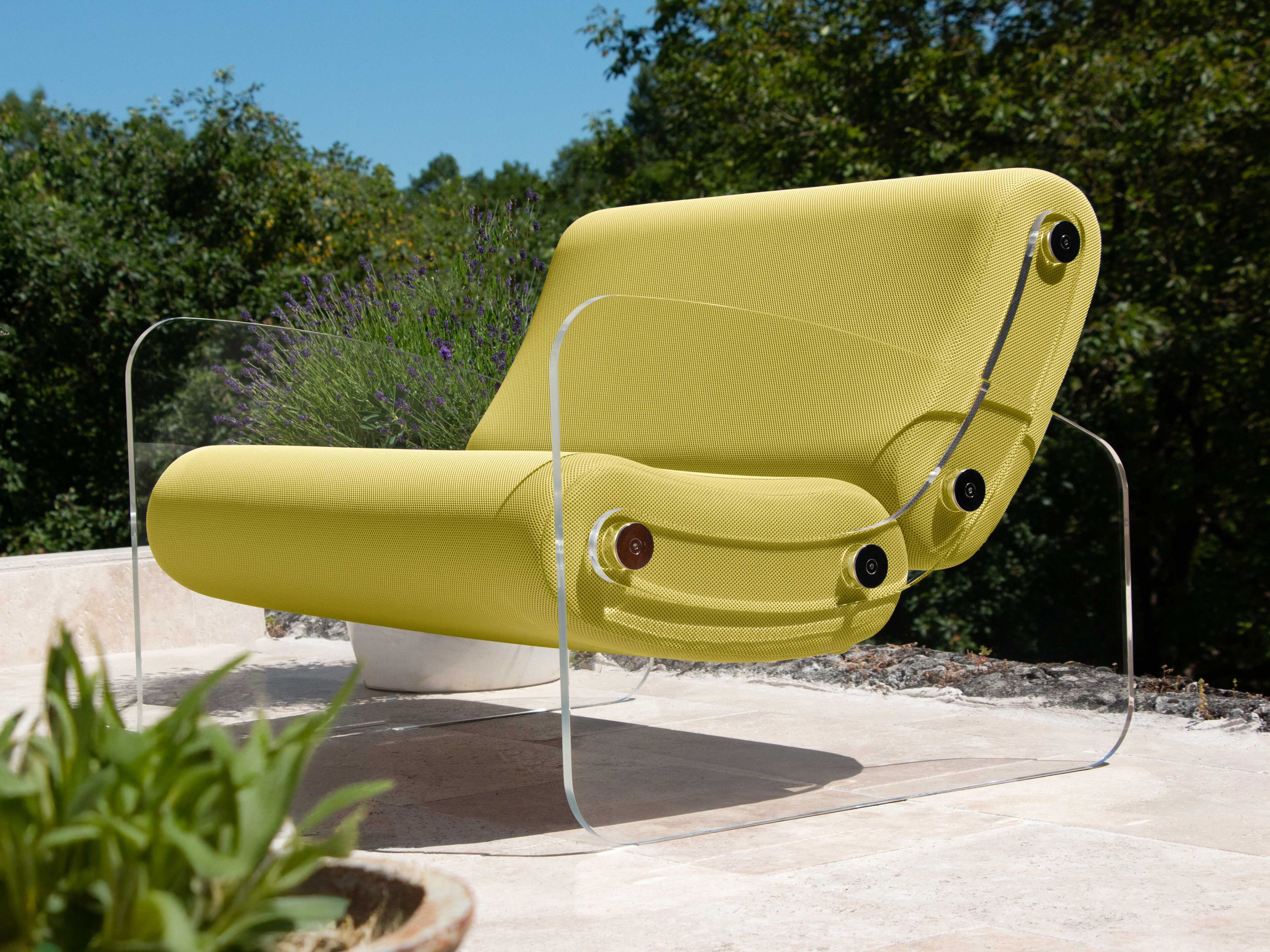 Кресло из ПММА и ткани с подлокотниками KUUMO MW03 ARCH-00150981