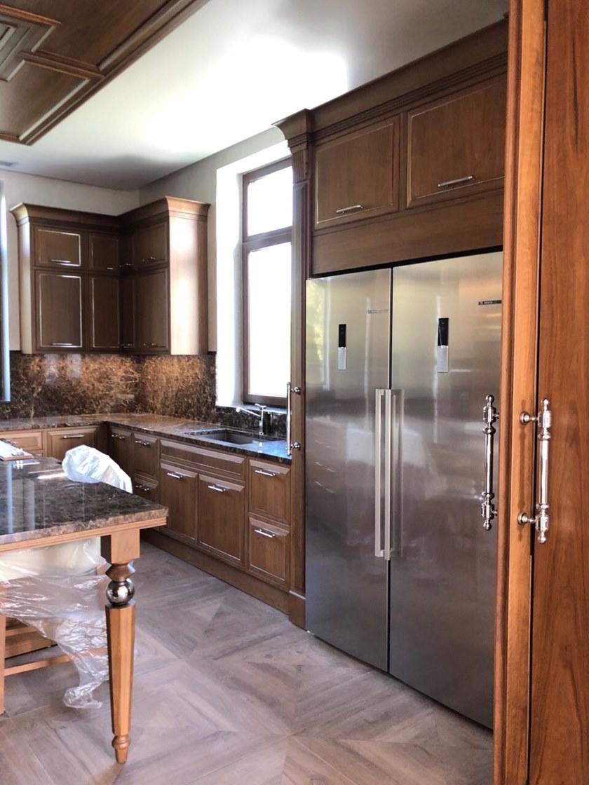 Martini Interiors Кухня из орехового дерева на заказ с ручками Essenza sun-id-1415422 - Вид №1