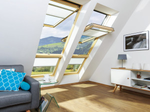 Окно с парящей крышей и vasistas из сосны