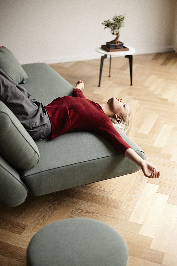 Диван Unfurl Lounger с подушками, ножками из темного дерева и черной рамой, зеленый Innovation Living UNFURL518 - Вид №3