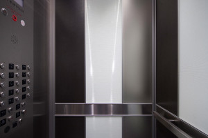 FSRT690 Интерьер лифта Levele-101 с индивидуальной компоновкой панелей; Панели захвата из вивихромового хромисового стекла с серо-коричневой прослойкой и опалексной отделкой, рифленое белое стекло по индивидуальному заказу, индивидуальный керамогранит, не