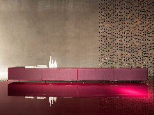 Деревянный шкаф с ящиками