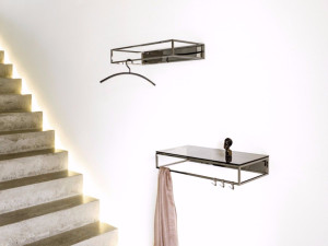 Металлическая вешалка для одежды / полка