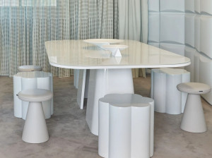 Прямоугольный лакированный обеденный стол