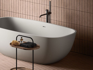 Прямоугольная ванна в центре комнаты