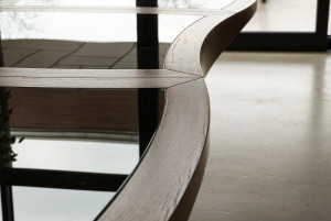 Прямоугольный стол из дерева и стекла