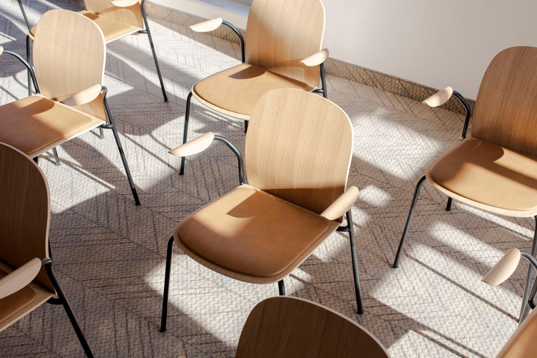 Штабелируемый стул из дуба с подлокотниками Gazzda Book ARCH-00021570 - Вид №10