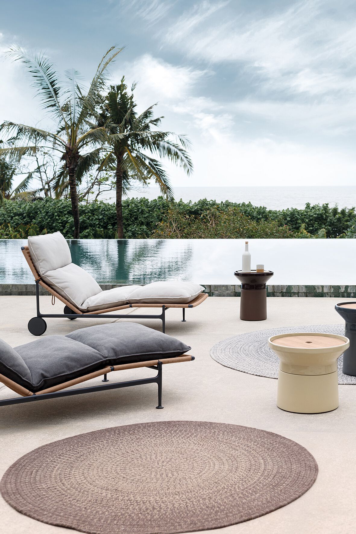 Круглый керамический журнальный столик с тиковым верхом Gloster COSO ARCH-00134381 - Вид №6