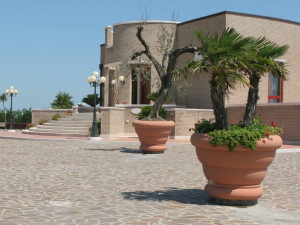 Реконструированный каменный высокий плантатор