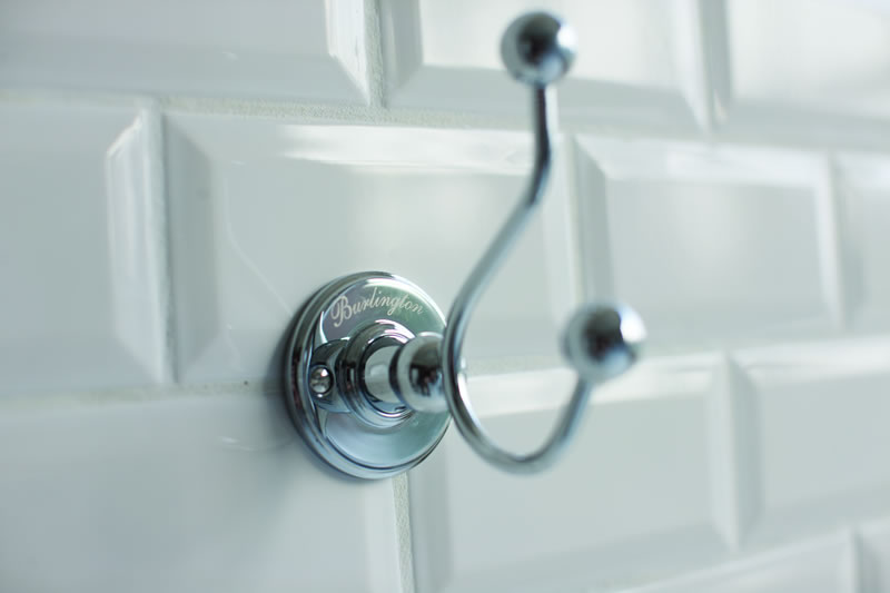 Burlington Двойной крючок для халатов Хром с задней панелью из орехового дерева A4 CHR WAL  - Вид №4